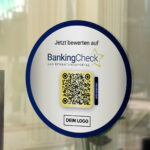 Bewerten Sie uns auf BankingCheck Aufkleber mit BankingCheck QR Code