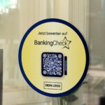 Bewerten Sie uns auf BankingCheck Aufkleber mit BankingCheck QR Code – Bild 3