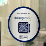 Bewerten Sie uns auf BankingCheck Aufkleber mit BankingCheck QR Code – Bild 2