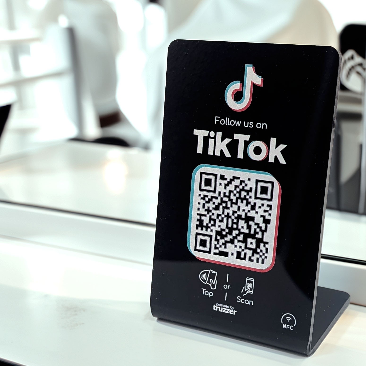 TikTok Follower NFC Tag und QR Code Tischaufsteller