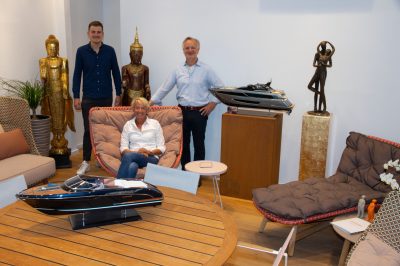 Im neuen Showroom in der Kurpark Passage in Timmendorfer Strand zeigen Nico Härtel, Sabina Sankowsky und Michael Lohmann (v.l.) ausgewählte Loungemöbel von Dedon, hochwertige bronzeskulpturen und maritima Kiade Schiffsmodelle.